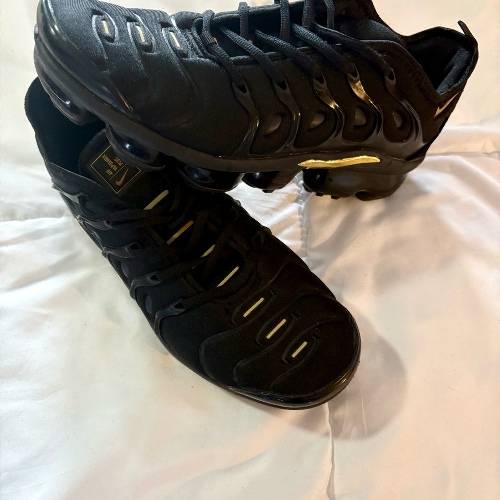 Nike Men's Black and Gold Performance Sneakers